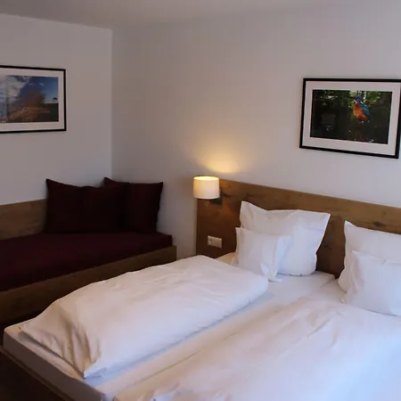 מלון Und Zum Loewen 3*