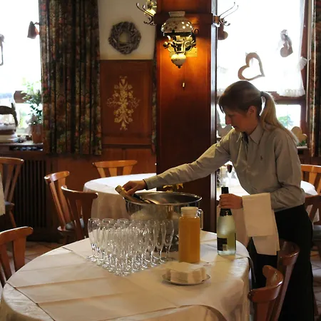 Und Zum Loewen Hotel