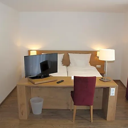 Und Zum Loewen 3*