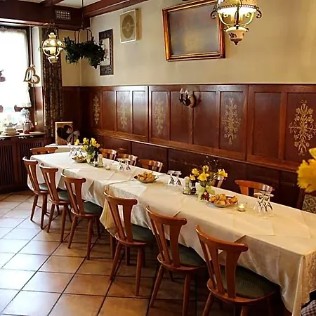 Und Zum Loewen Otel