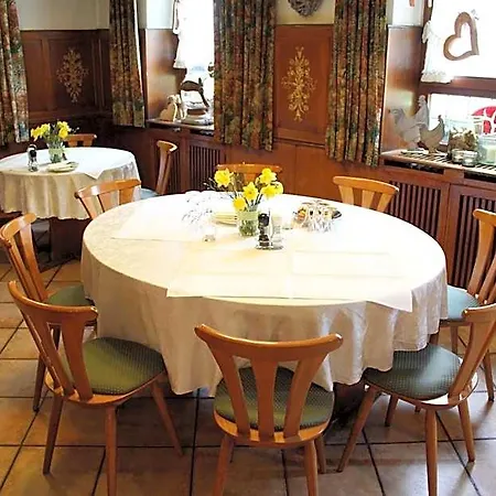Und Zum Loewen Otel
