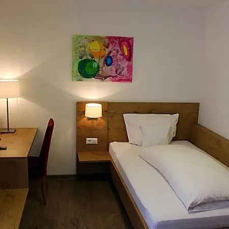 Und Zum Loewen Otel 3*