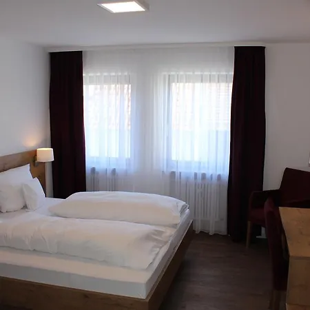 Und Zum Loewen Hotell