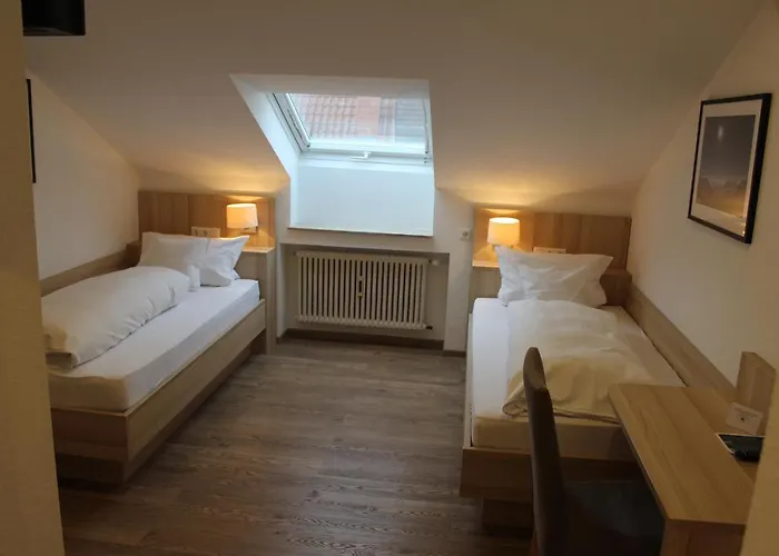 Und Zum Loewen מלון