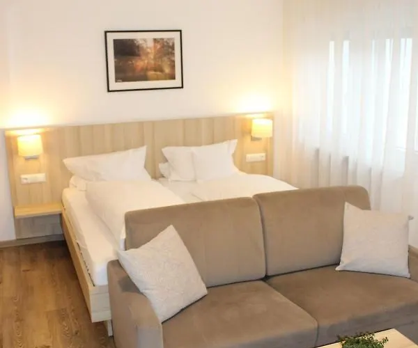 מלון Und Zum Loewen 3*