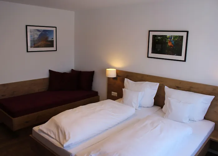 מלון Und Zum Loewen 3*