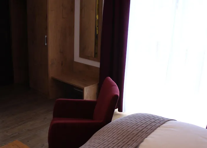 מלון Und Zum Loewen