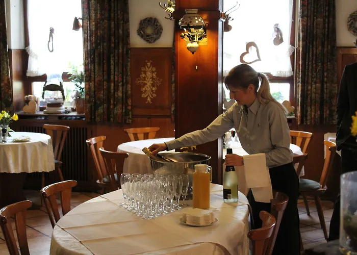 Und Zum Loewen מלון