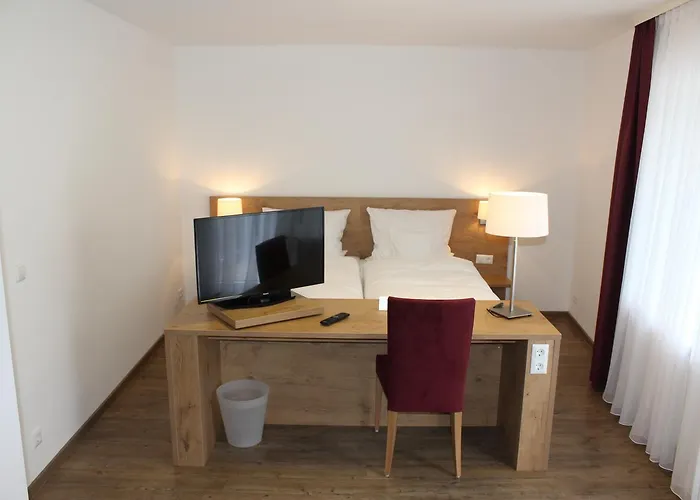 Und Zum Loewen מלון 3*