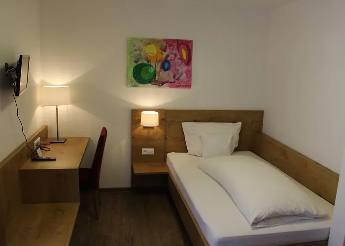 מלון Und Zum Loewen 3*