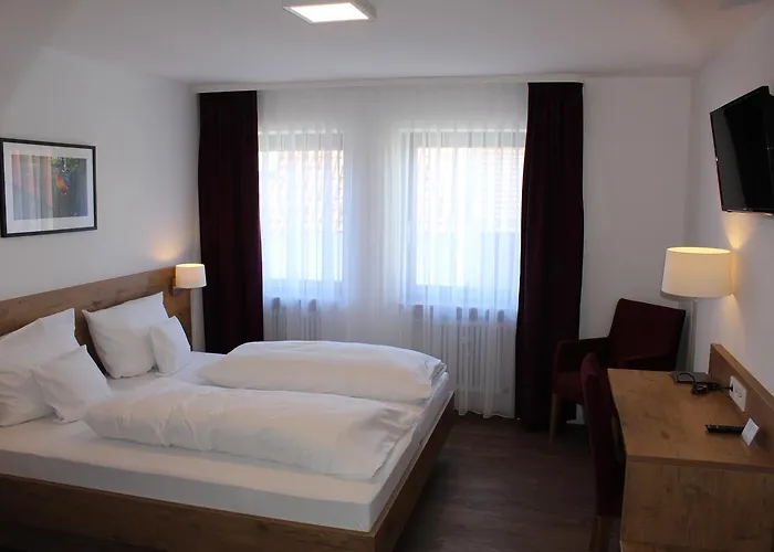 Und Zum Loewen מלון